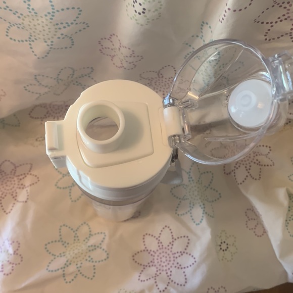 iChi infuse water bottle with strap. Infused your drink 🥤🍒🍉🍎🍍 - Picture 4 of 9